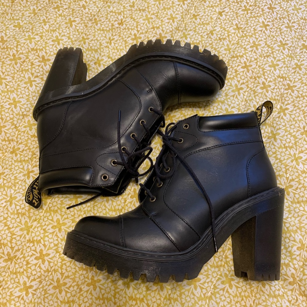 UNWORN DR. MARTENS HEEL BOOTIES